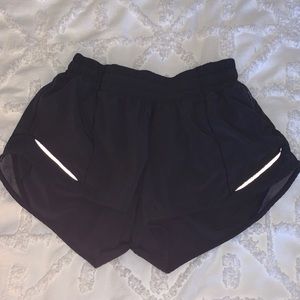 lululemon hotty hot shorts! size 4 - 2.5”